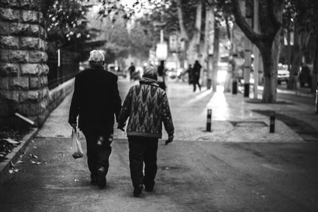 妻子去旅游了，小姨子跑来给我送饭，穿的还是她姐姐的睡衣