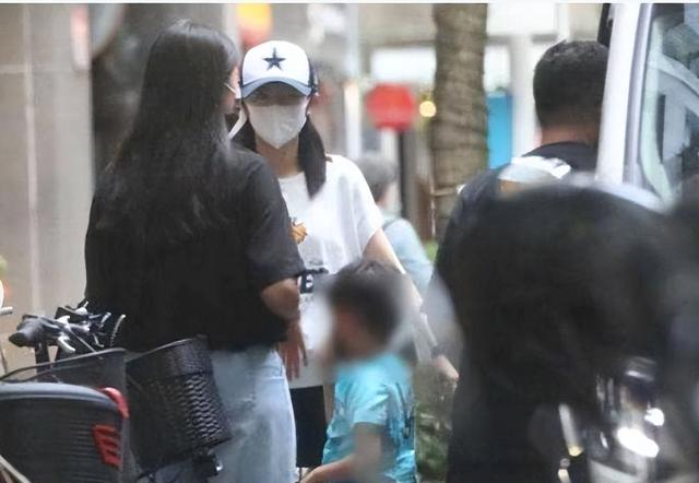 44岁安以轩带儿女聚餐，老公被抓3年后，她满脸皱纹老到认不出