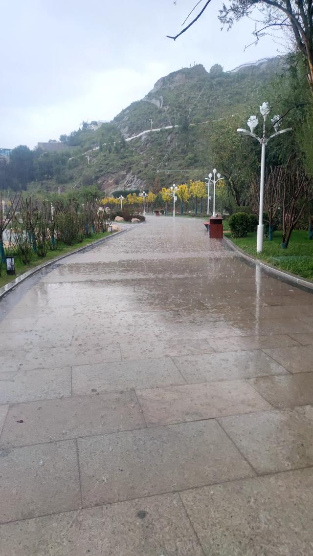 拉萨药王山北面团结公园，今年新竣工开放，雨中漫步眺望布达拉宫