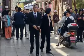 冯远征回韩城老家！专人陪同逛古城，与梁丹妮拍照十指紧扣好恩爱图片