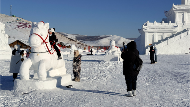 稚子“游山” 欢乐无限