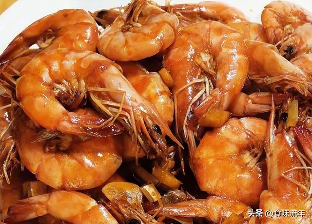 香味浓郁的蒜香油焖大虾，解馋味美又下饭，老少解馋的肉食菜肴