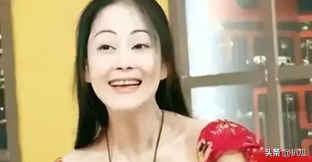 被丈夫出轨8次，被闺蜜无情背叛	，43岁抑郁后在家中烧炭自尽