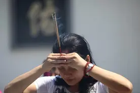 烧香为何一定是三根？每根分别代表什么？传统文化我们一定要知道图片