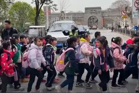 这支女警护学队温暖守护孩子上学路13年图片
