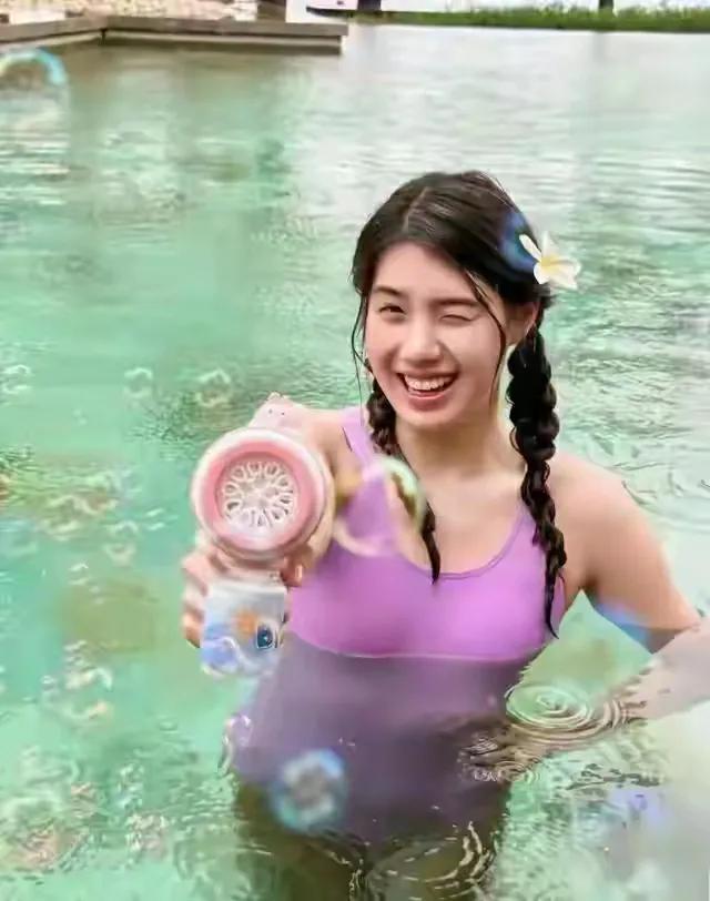 泳坛“女神”张雨霏，肤白貌美大长腿：写真欣赏。