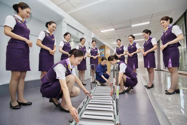 递餐倒水是假象？空姐坦白局，真实身份曝光！真相让人心疼