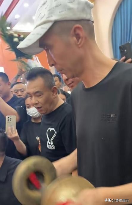 杨少华出殡长子迟迟难下跪,三排劳斯莱斯望不到头,随行的人在笑插图29 杨少华出殡长子迟迟难下跪,三排劳斯莱斯望不到头,随行的人在笑