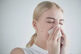 天一凉就喷嚏鼻涕的，到底是感冒还是鼻炎，吃感冒药有用吗？图片