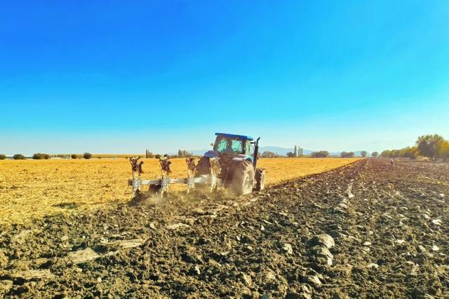 曾经荒无人烟的戈壁，新疆凭什么能逆袭成如今的能源顶流？