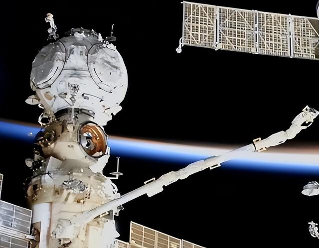 牛！顶住了空间碎片撞击，神舟二十准备返回：或带回国宝级航天服