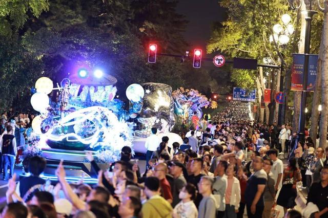 新民大街的夜，被这波国潮花车“硬控”了！