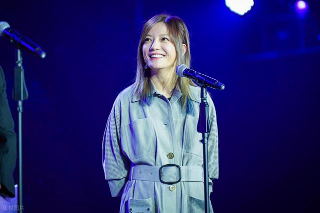 赵薇低调回安徽老家，戴口罩帽子墨镜全副武装，打扮土气像村里人