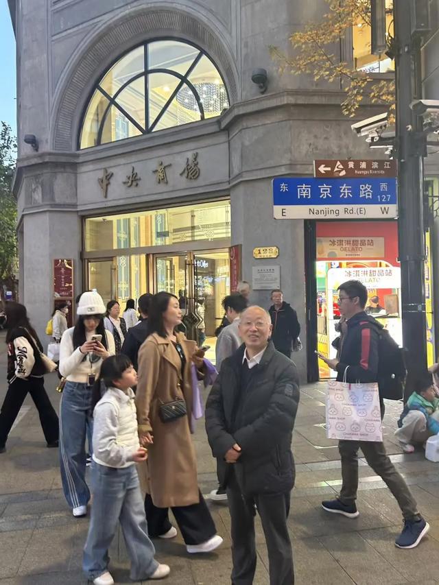 〔读城〕黄浦江的阳光与南京路的辉煌