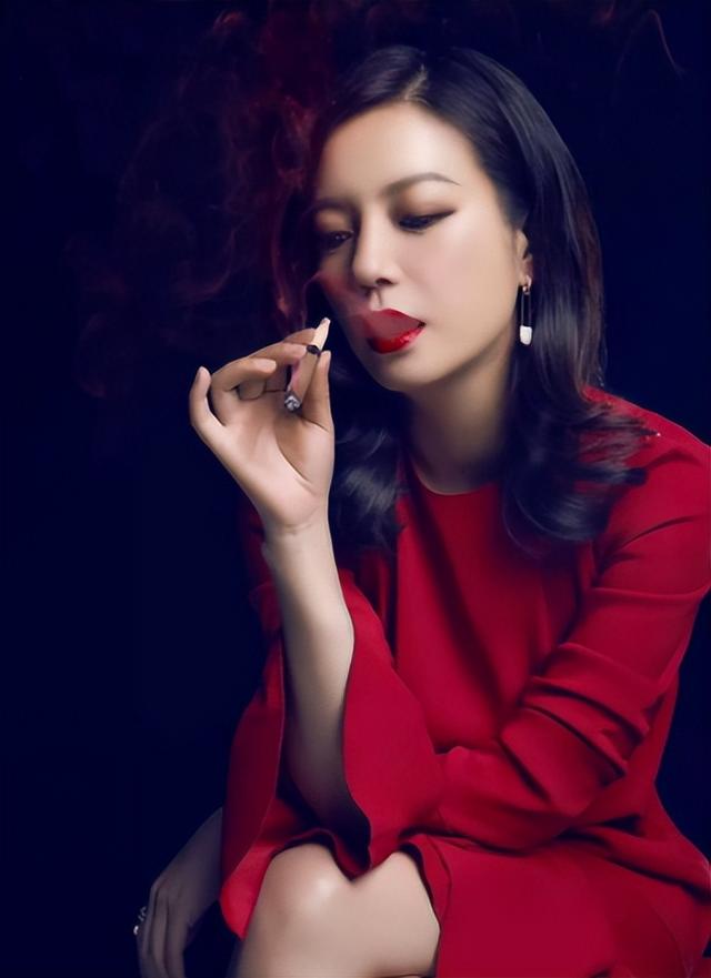 一夜间惨遭封杀！赵薇现状曝光，作恶多端的她被起诉只是家常便饭