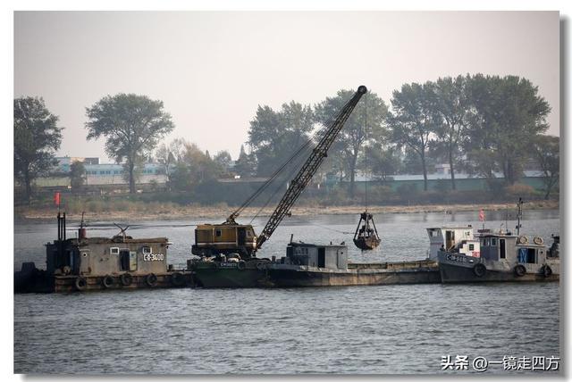 漫步丹东鸭绿江畔，可以隔江望见对岸的朝鲜