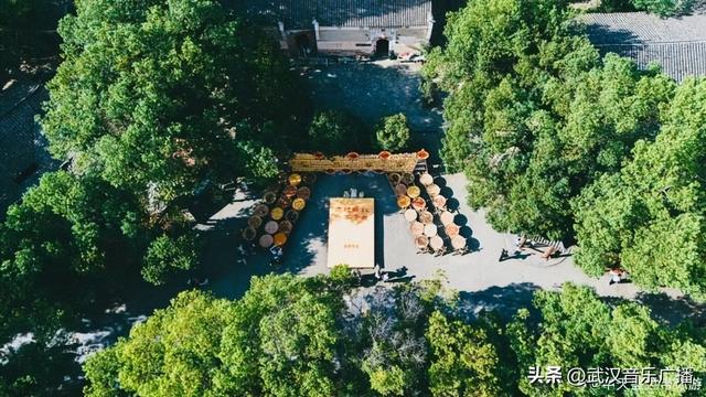 车子驶过蜿蜒乡道，当白墙黛瓦在竹林后隐约浮现，便知大余湾到了。