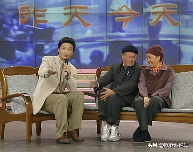 上午被免职	，下午被带走，登24年春晚却忽然消失的黄宏如今怎样