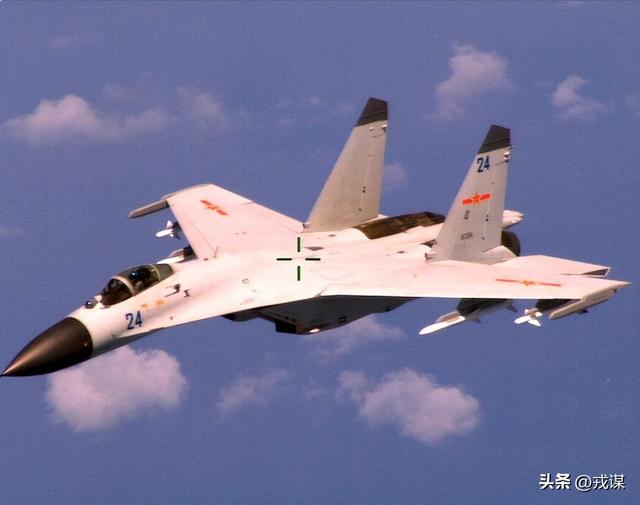 歼轰7挂三油箱“续命”！歼16用9吨油轻松解决，到底谁强悍？