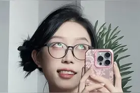眼镜妹反差有点大图片