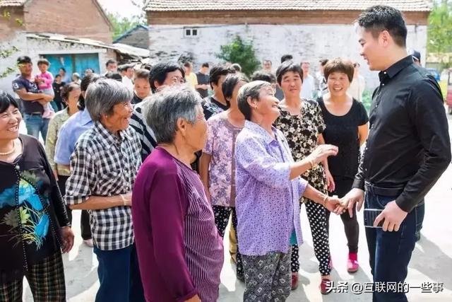 刘强东又回村发钱了！村民人手一部手机还发现金