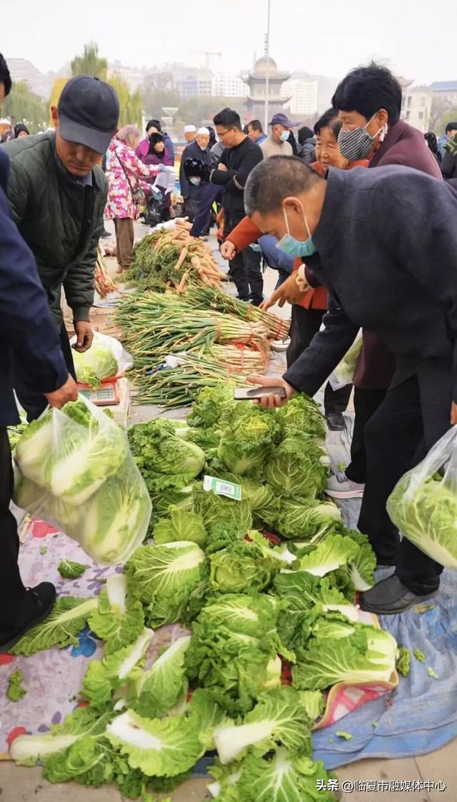 晨光里的烟火交响：临夏早市