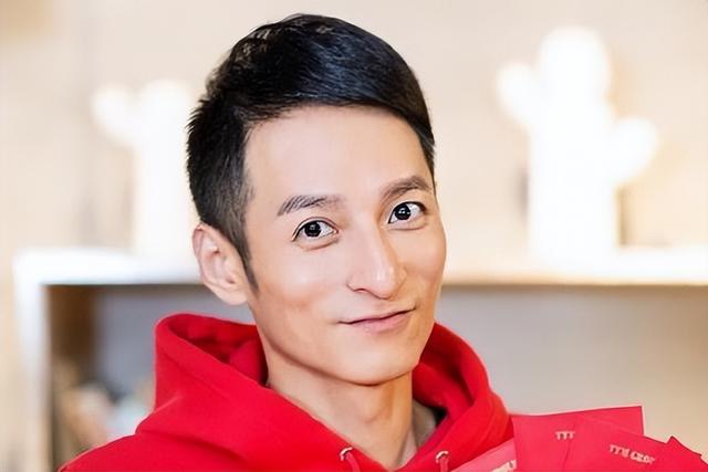 从主持人到"精神病"，49岁无妻无子的李维嘉，给不婚人士提了个醒