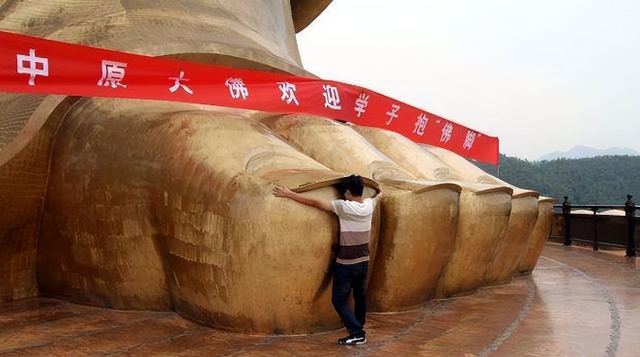 耗费12亿，修建完成的“世界最高佛”，如今却拜不起，水喝不起