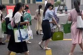 山东教师面试现场，女生多数穿的是裙子，男生就差穿西装图片