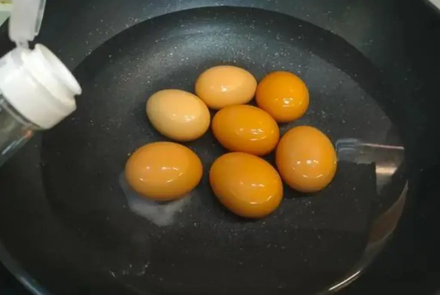 鸡蛋煮几分钟合适？控制好时间，鸡蛋出锅不干硬，鲜嫩好吃