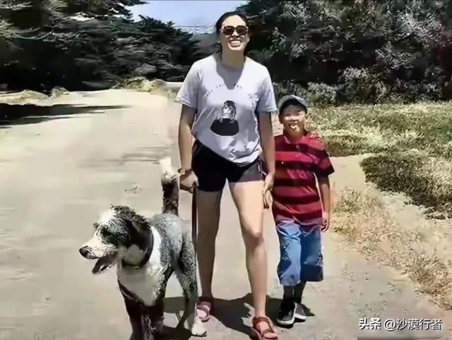 郎平女儿白浪在美国 和弟弟白帝同行 姐弟俩笑容灿烂 举止温柔又可爱