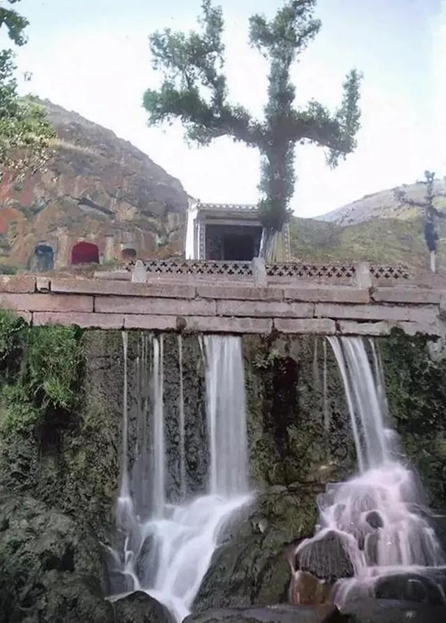 中原印象，挤在汹涌的人群中，遥望百年前的龙门石窟