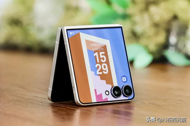 “阔折叠”三星Galaxy Z Fold8上手，看书看视频合适不过