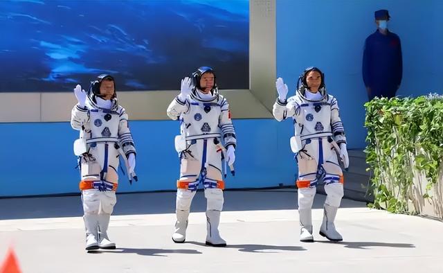 悬着的心终于放下，滞留太空的中国航天员，带来意想不到的惊喜