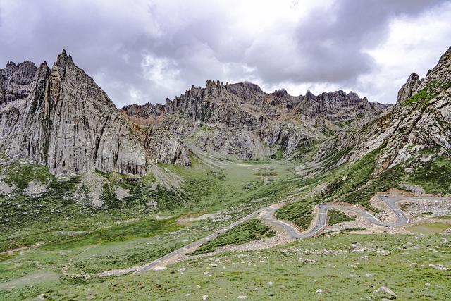 神山石骨、嶙峋万仞，川西梦幻之地