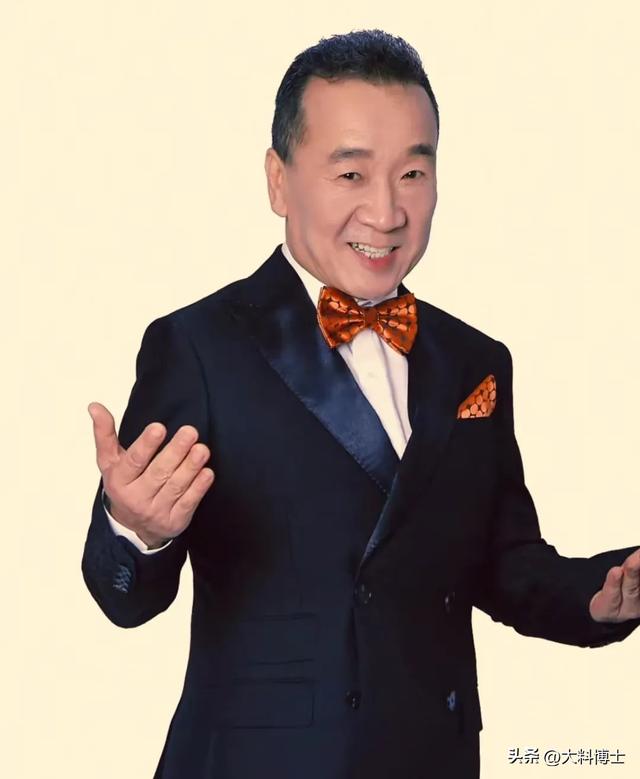 66岁刘亚津现身西安，老态龙钟拄拐杖，留长胡须戴佛珠，仙风道骨