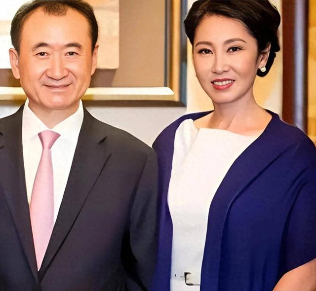 71岁王健林现身新疆，近照瘦成皮包骨，王思聪却换女友纸醉金迷