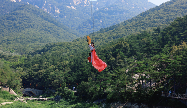 山东平邑：激活蒙山“放大招”！“双节”蒙童胜境度假区迎来旅游首度开门红