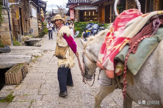 摩旅打卡束河古镇,一不小心进去遛了趟车,石板路况着实感人