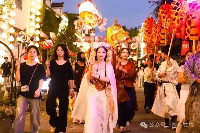 这场“天天见”的非遗夜游，藏着黟县夏夜所有浪漫 | 皖美夏日