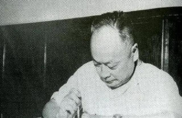 1962年，与周总理贺龙一起喝酒，陈毅猛地惊叫：张茜，我的脚好痛