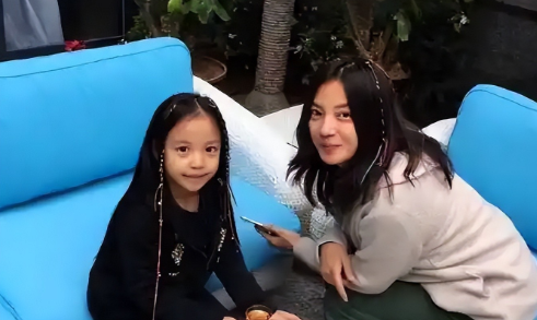 死心不息！劣迹艺人赵薇走投无路，15岁女儿成她的最后一根稻草