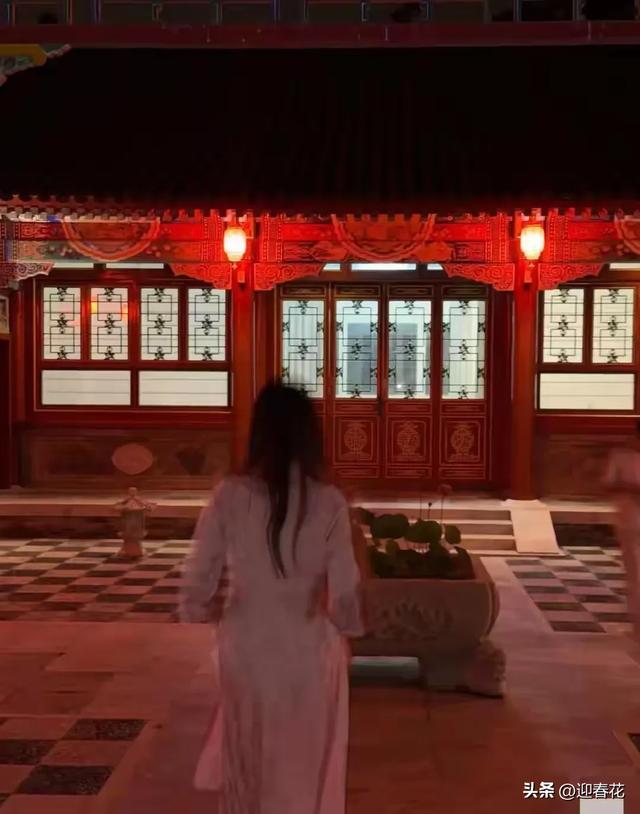 王诗龄晒自家北京小院，大半夜穿旗袍拍照，面无表情上演中式恐怖