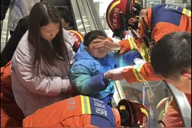 多次发生！商场扶梯又卡娃，遭遇危险快按救命按钮！图片