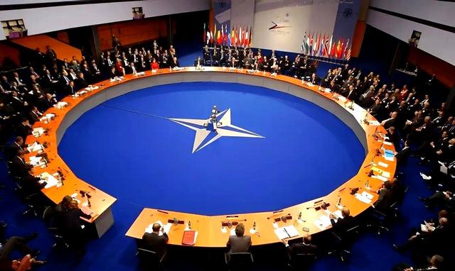 局势已经恶化，19国派兵堵门！解放军通告全球，中俄军方联手了