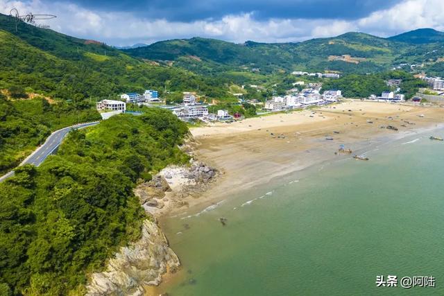 在苍南的黄金海岸线上，王孙沙滩算是个比较低调的避暑胜地