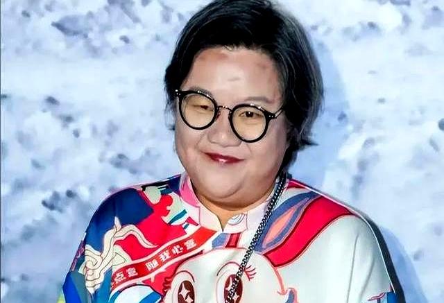 陈凯歌前妻洪晃京郊院子曝光，百平空地长草，网友：哪像名门小院