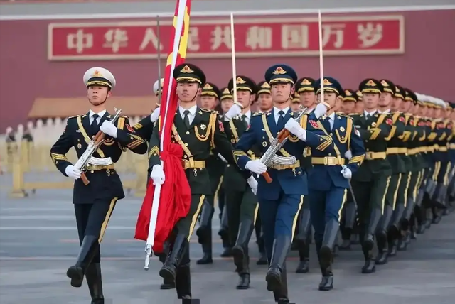 阅兵结束10天，“最帅升旗手”张自轩被骂10天！如今他后悔了吗?