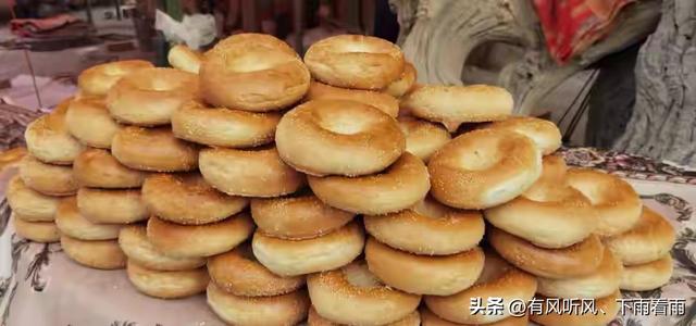 额济纳胡杨：为何枯木、遗址与烟火，反倒成了最动人的风景？