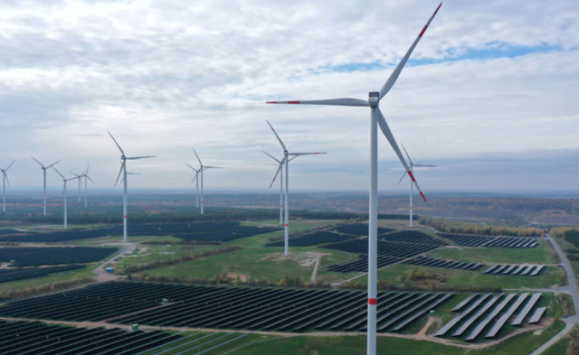 风力发电机的工作原理，转那么慢是怎么发电的？